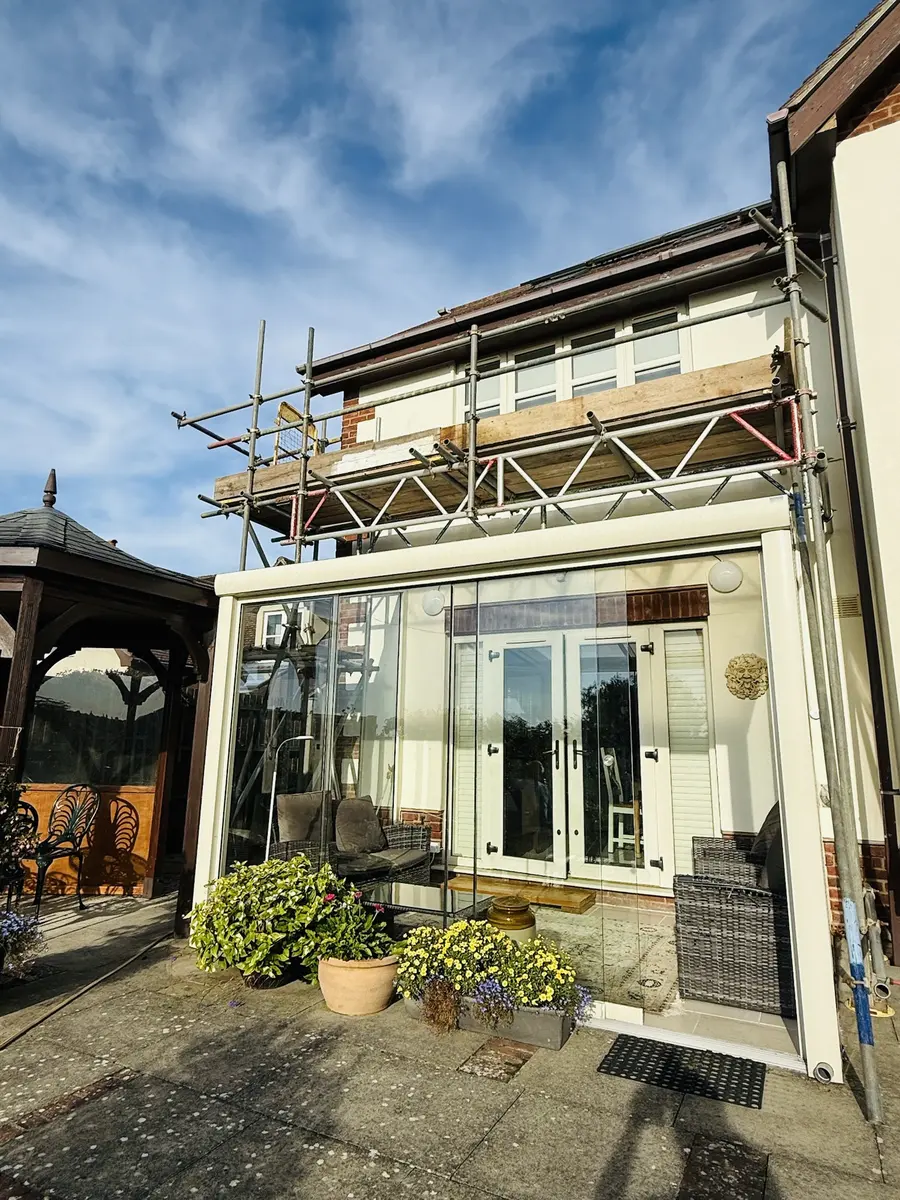 Bridging scaffold over a glass garden room – Bridging over a garden room by Falcon Scaffolding