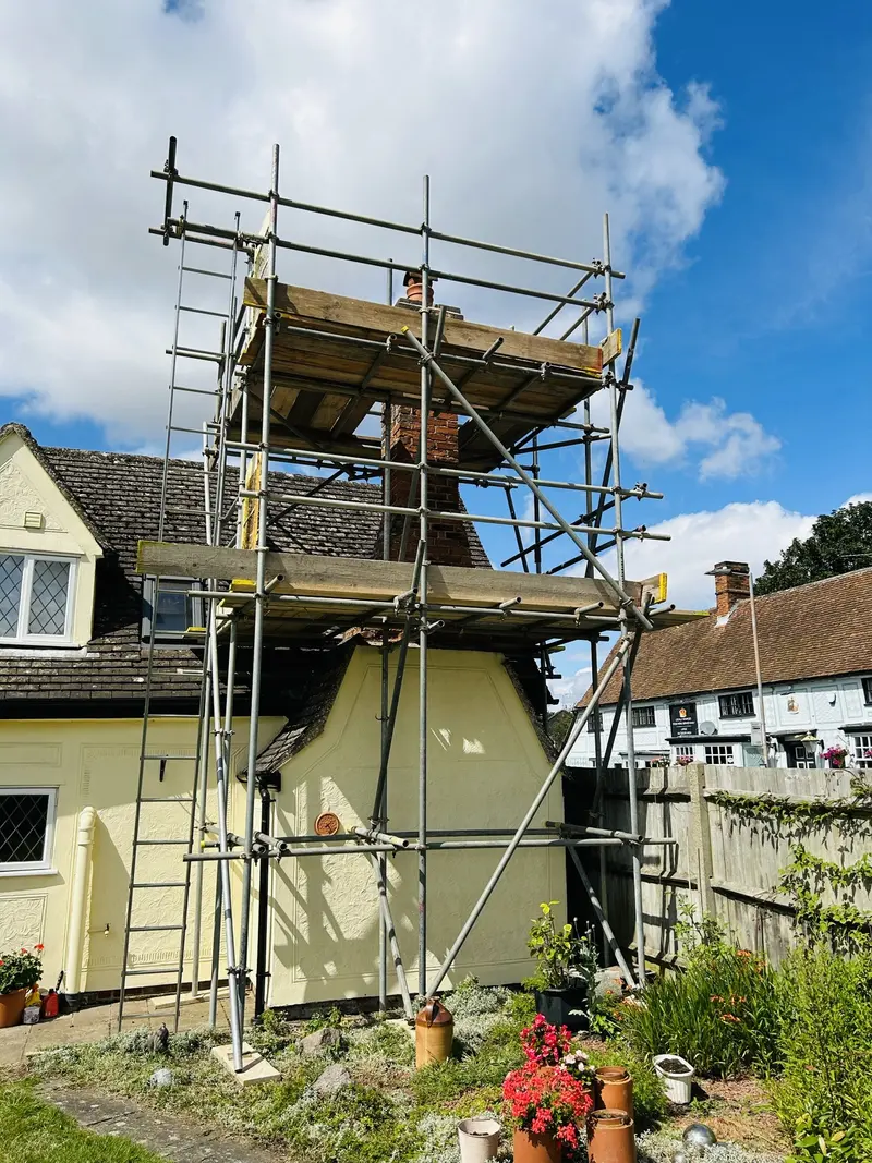Chimney stack scaffold on a cottage – Cottage chimney stack by Falcon Scaffolding