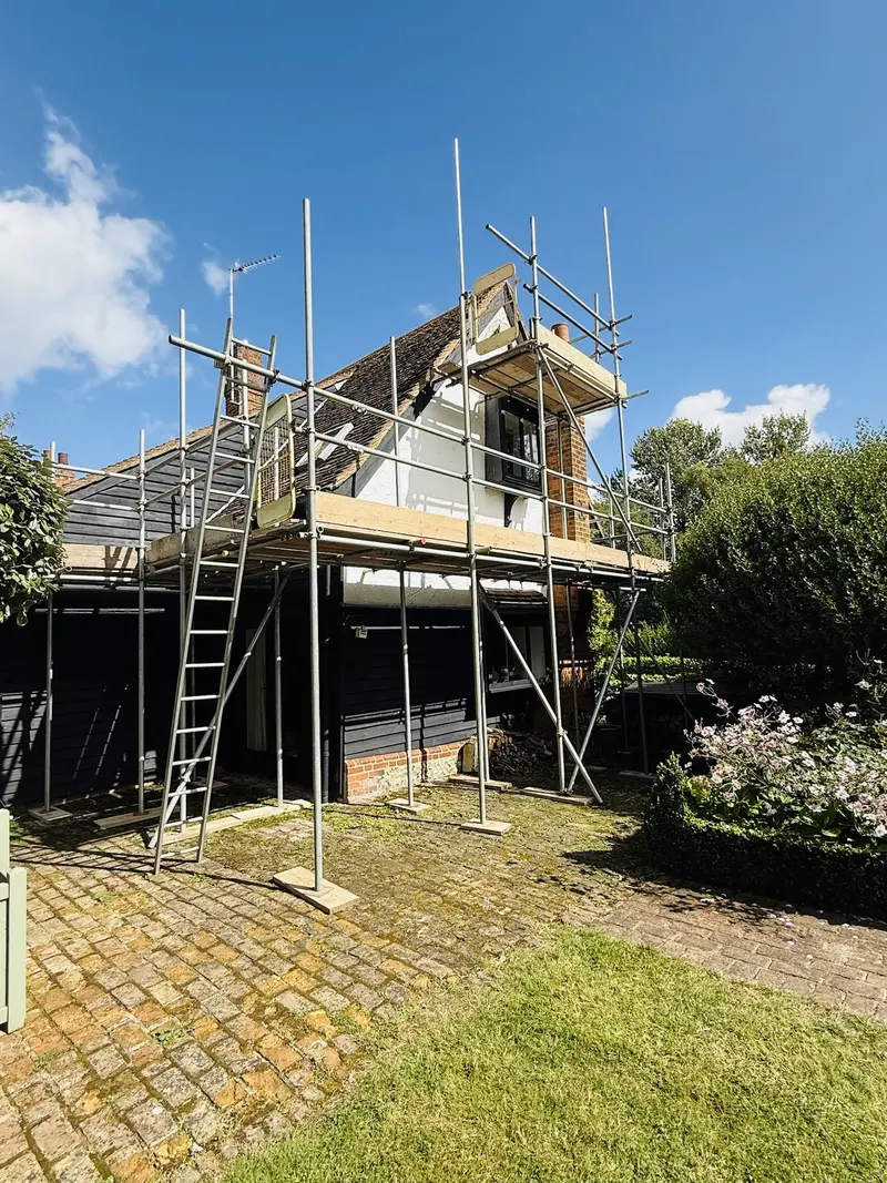 Roof access scaffold on a weatherboard cottage – Cottage roof access by Falcon Scaffolding