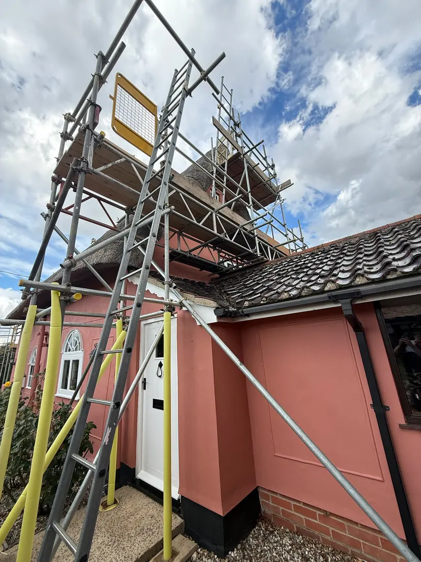 Scaffold on a cottage by Falcon Scaffolding