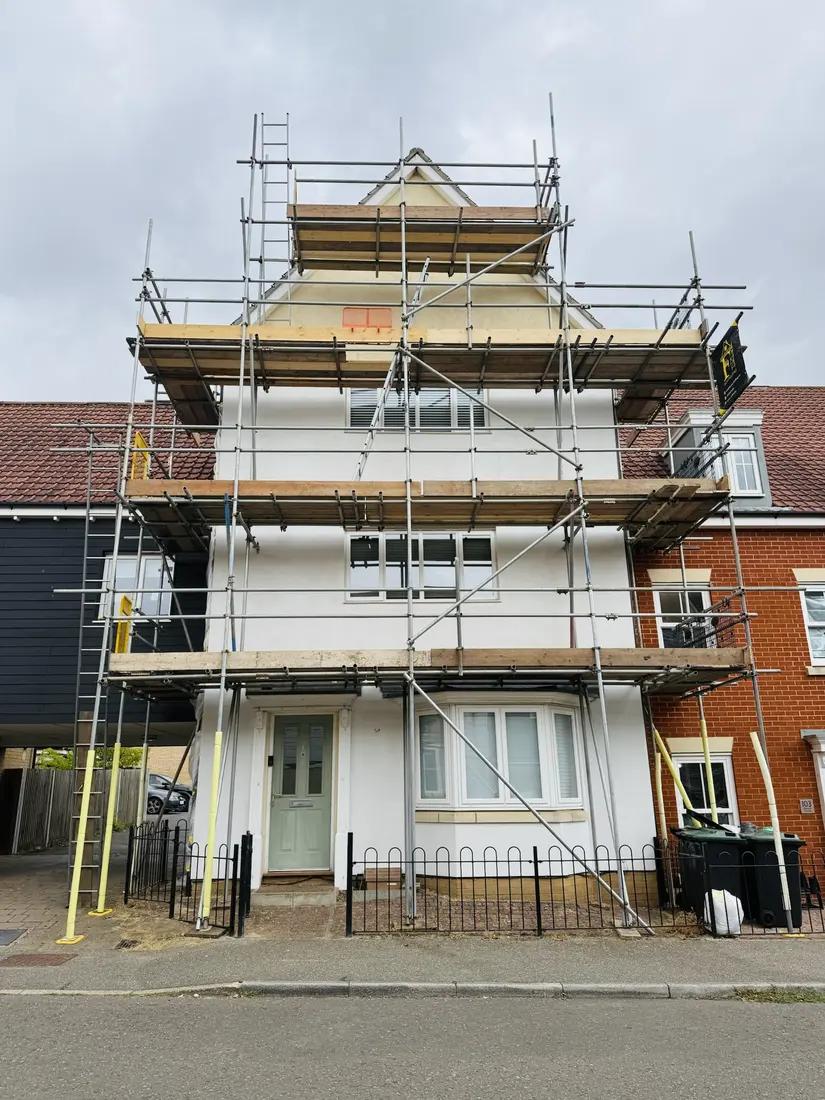 Three-lift scaffold on a townhouse