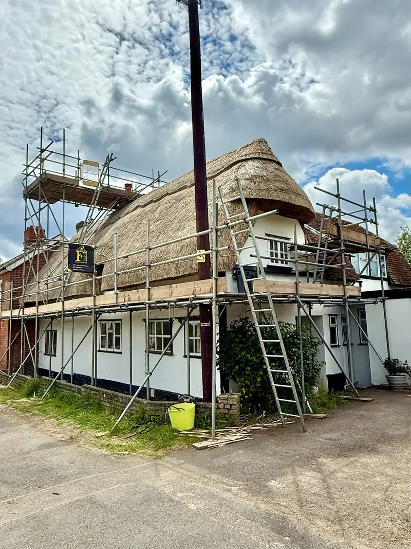 Scaffolding around a thatched cottage – Thatched cottage by Falcon Scaffolding